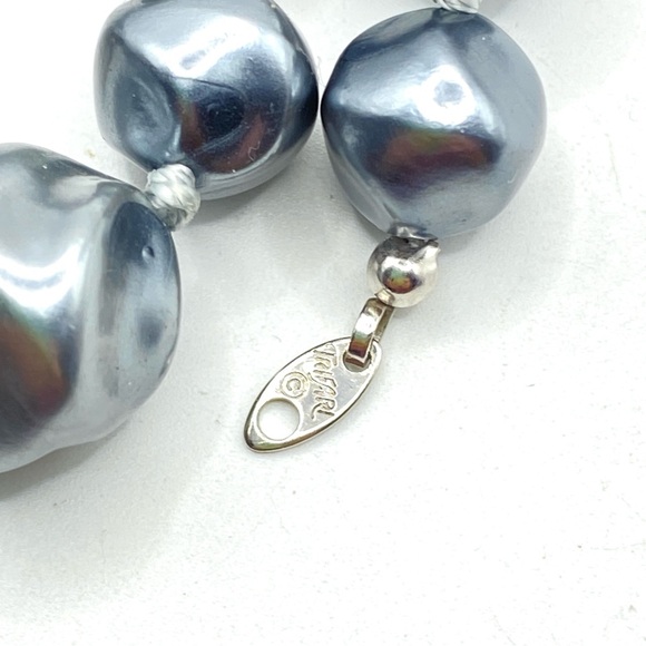 TRIFARI Gray Textured Lucite Beaded Necklace Vintage - Picture 6 of 9